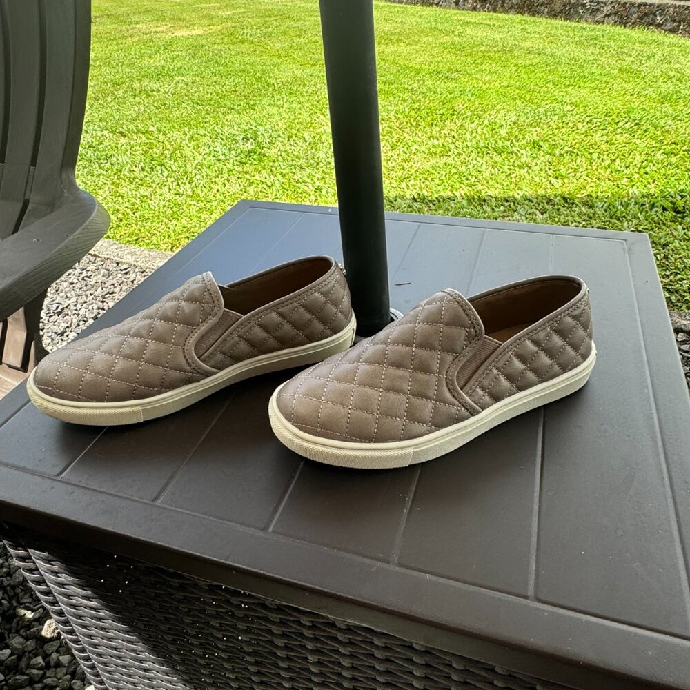 Steve Madden Shoes Womens 7.5 M Ecentrcq Quilted Comfort Sneakers Gray Slip On - Picture 7 of 9